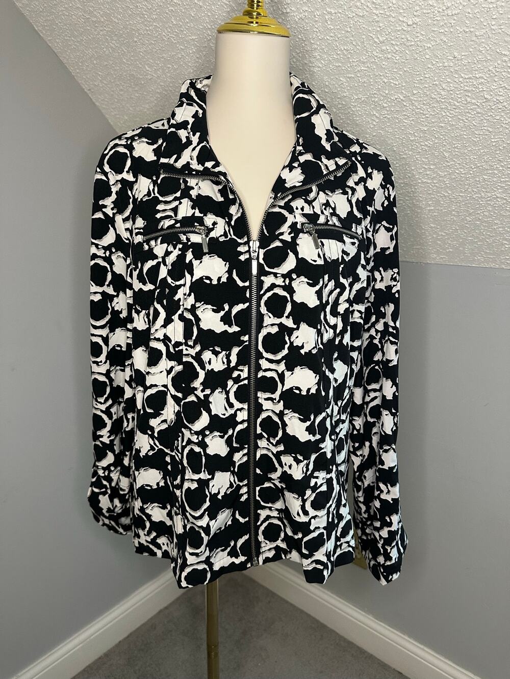 NWT Chico's Zenergy Neema Circle Foil Black Ecru Roll Sleeve Jacket Sz 2/12/L